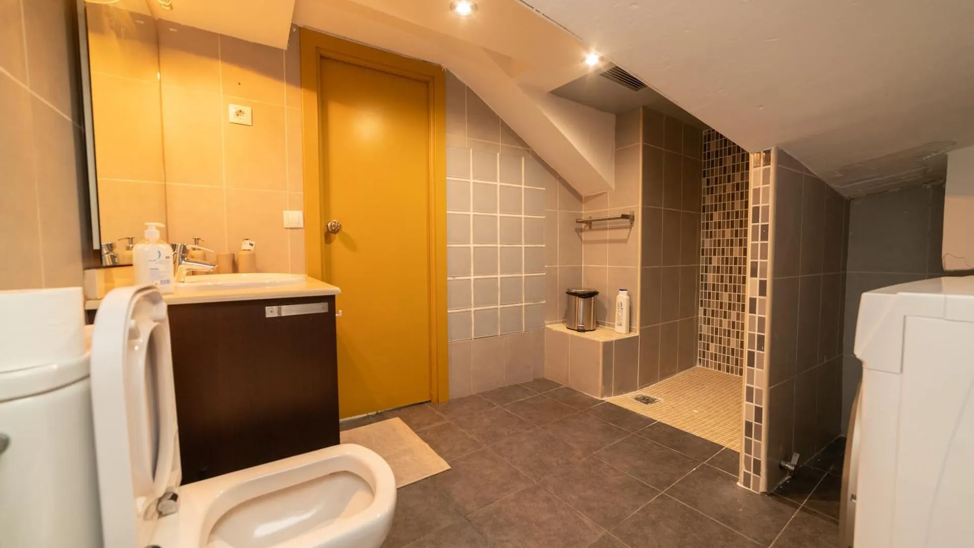 Barcelona Apartment Near Park Guell Spain