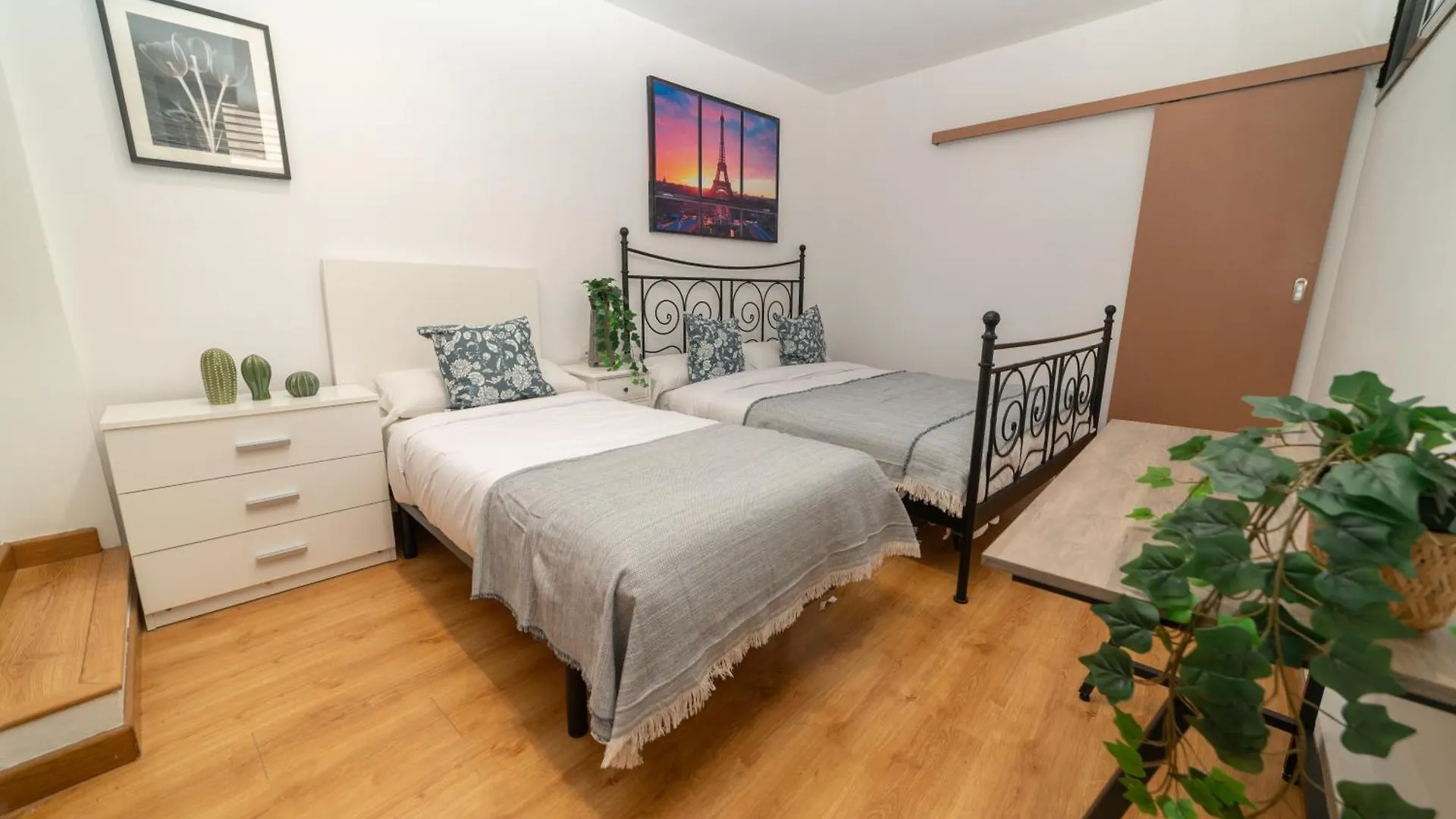 Barcelona Apartment Near Park Guell 0*,